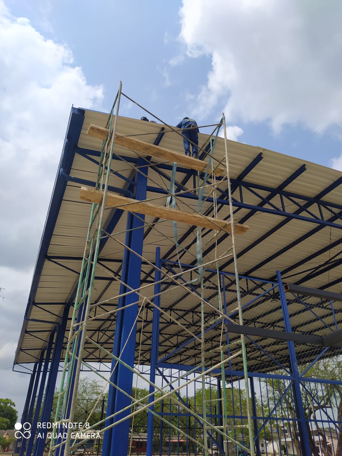 Estructura de metal con techo de lámina