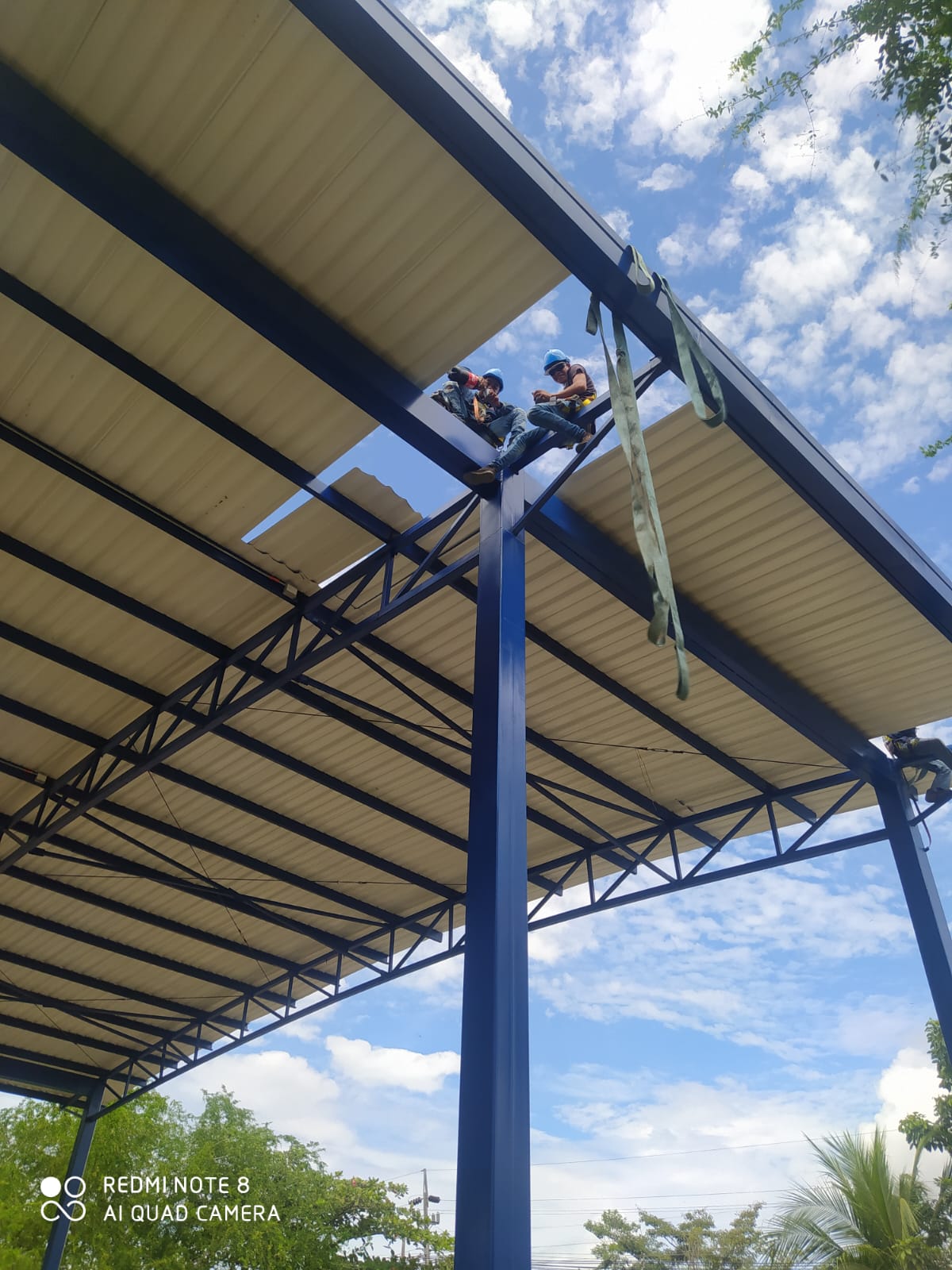 Trabajadores en estructura metálica