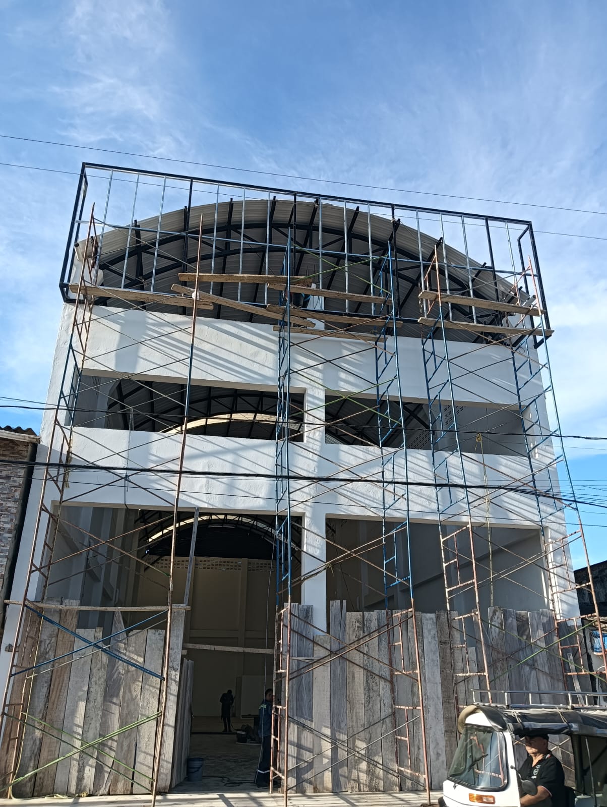 Trabajadores en estructura metálica