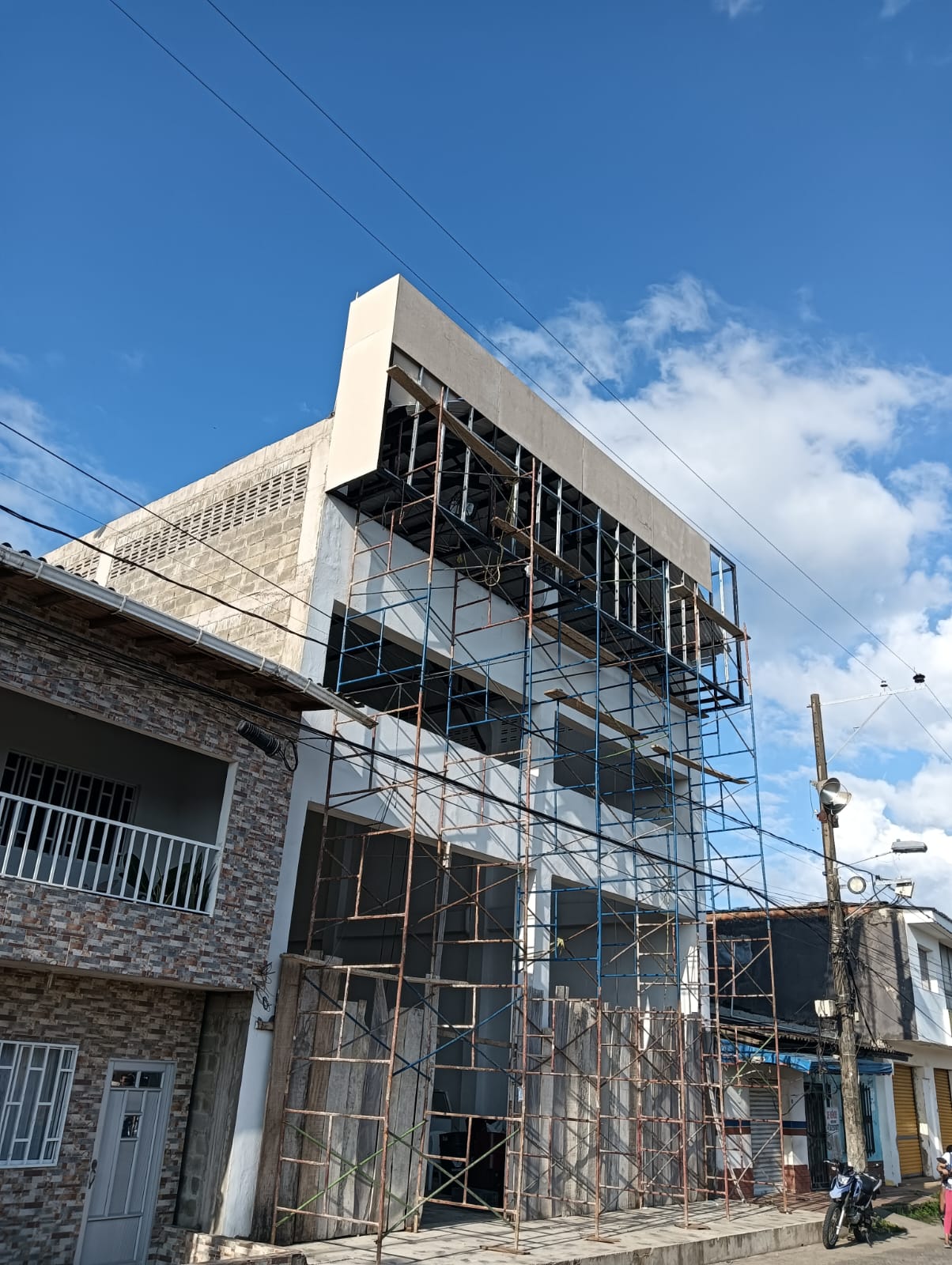 Trabajadores en estructura metálica