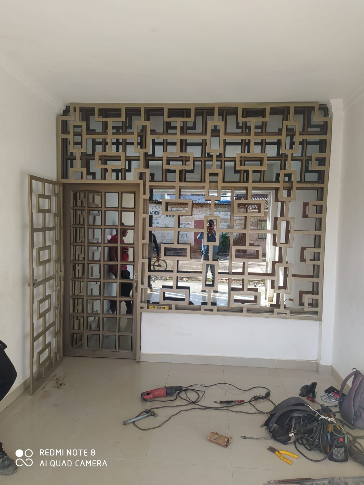 Instalación profesional de puerta metálica